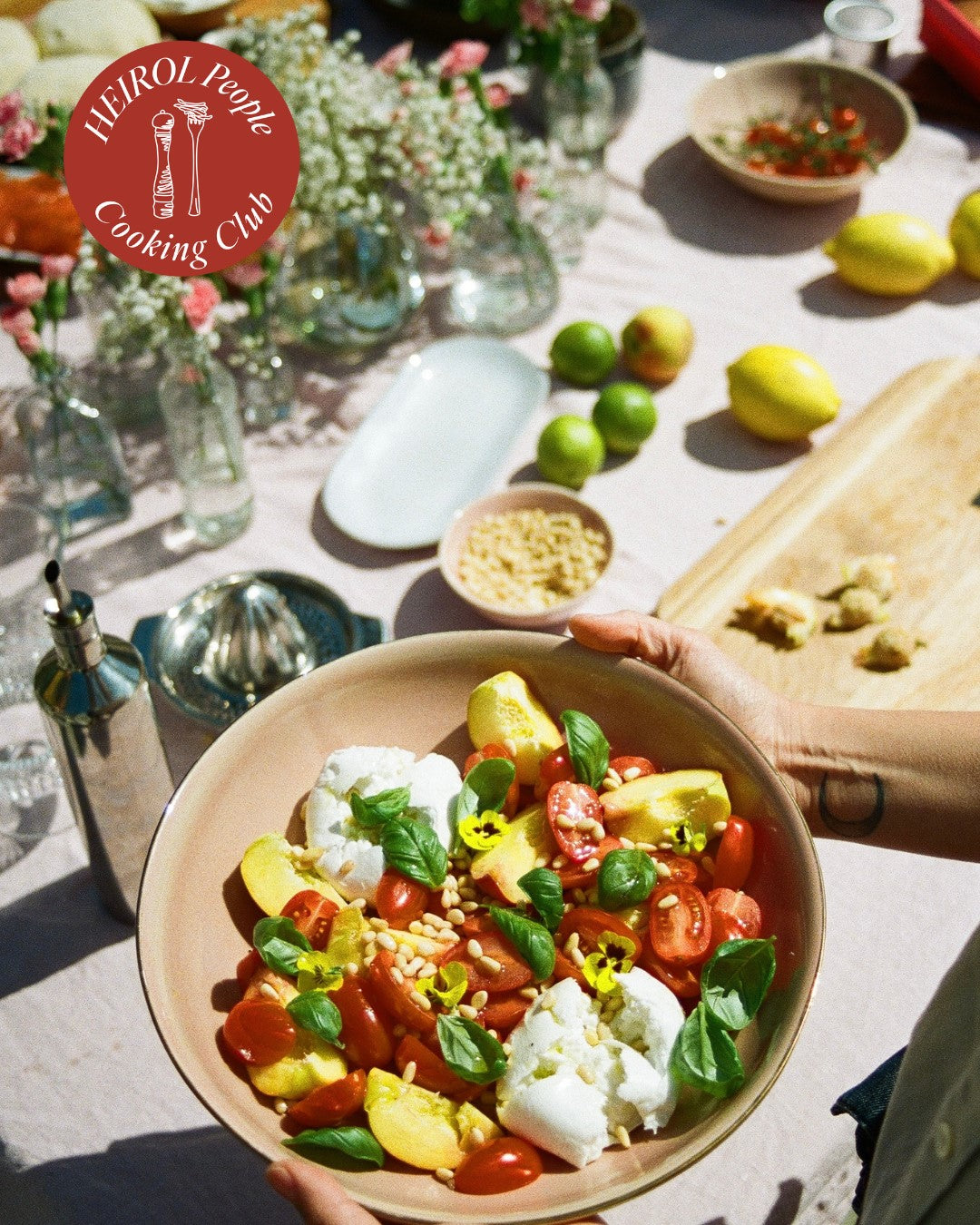 Caprese-salaatti raikkaalla kesätwistillä