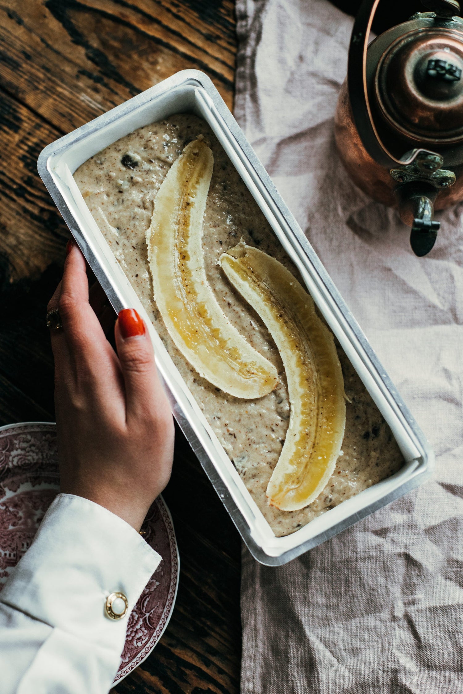 Suklainen banaanileipä valkosuklaavaahdolla