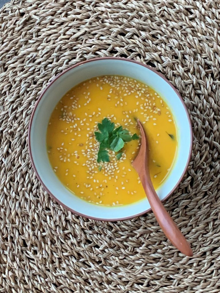 Tulinen kurpitsakeitto, siemennäkkäri ja hummus