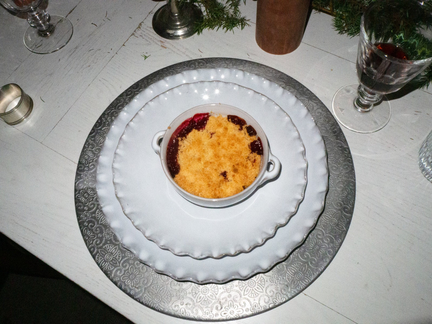 Puolukkacrumble kardemumma-kermavaahdon kera