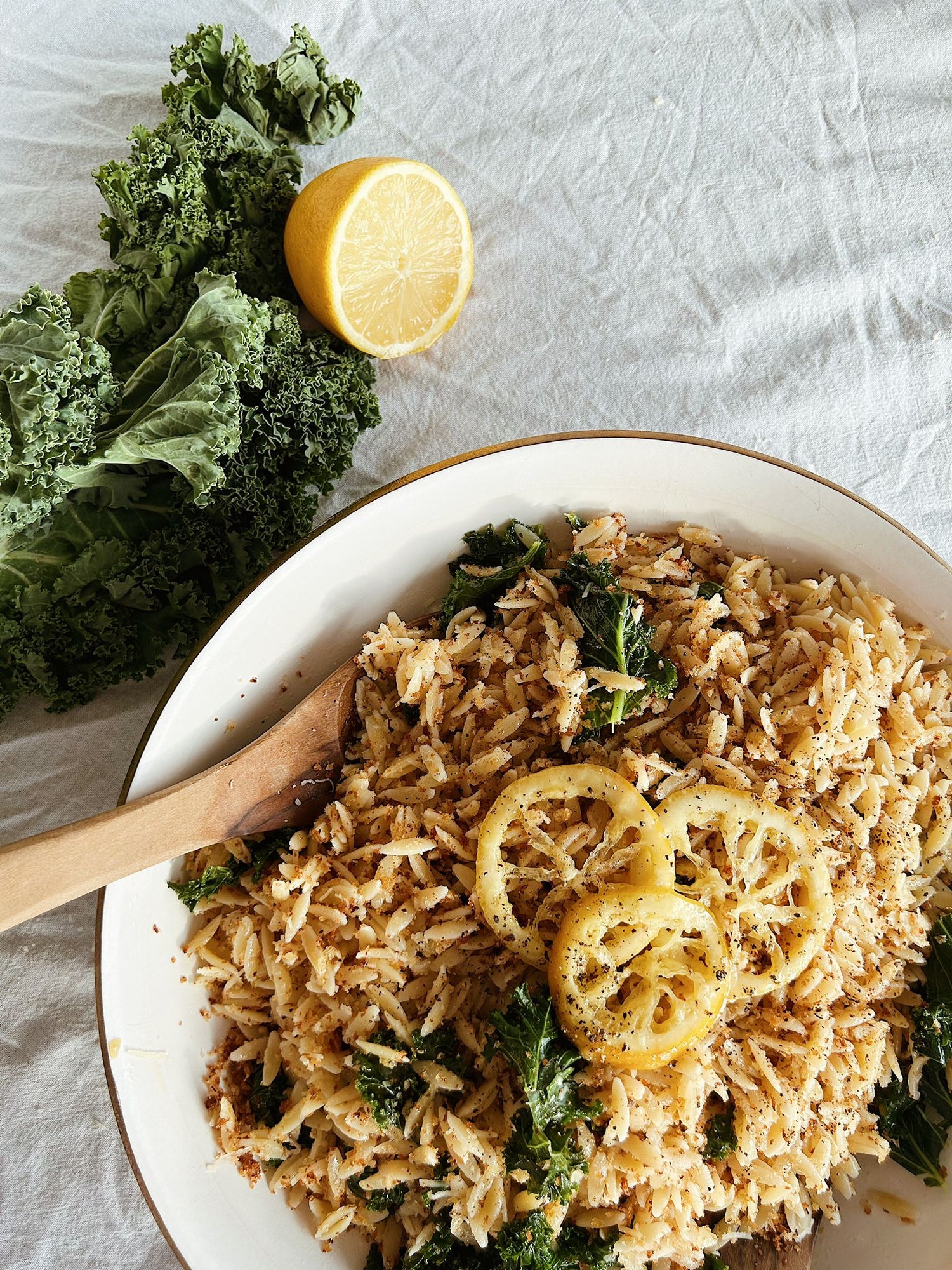 Ruskistettu sitruunavoi ja lehtikaali orzo