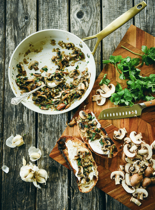 Sieni-yrttileivät mustapippuriranskankermalla