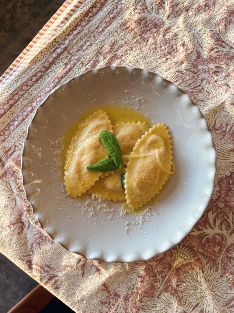 Kurpitsaravioleja salvia-voikastikkeessa