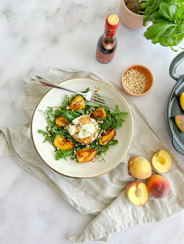 Grillattua persikkaa ja burrata-salaattia