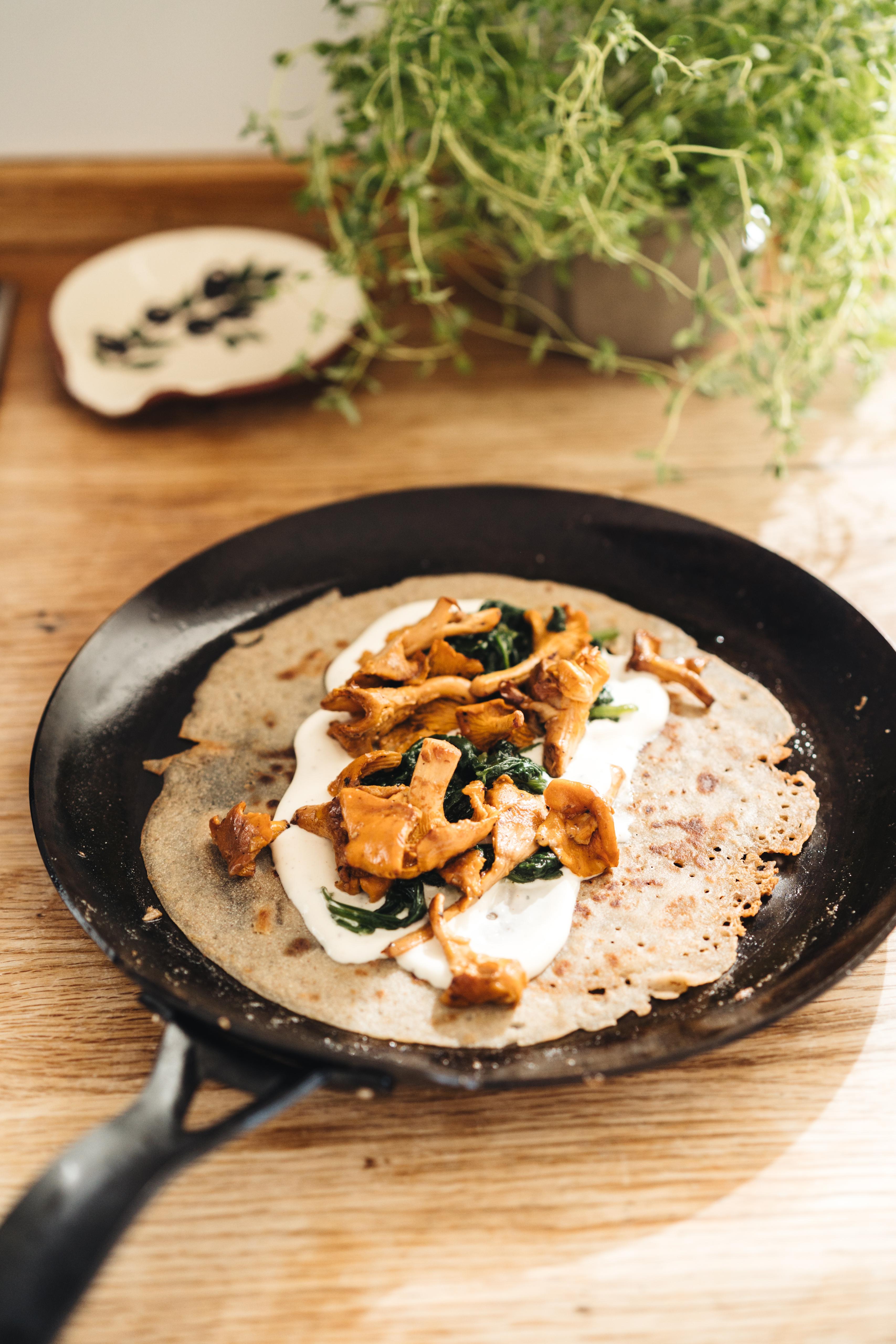 Savory crêpe with chanterelle and spinach filling – HEIROL