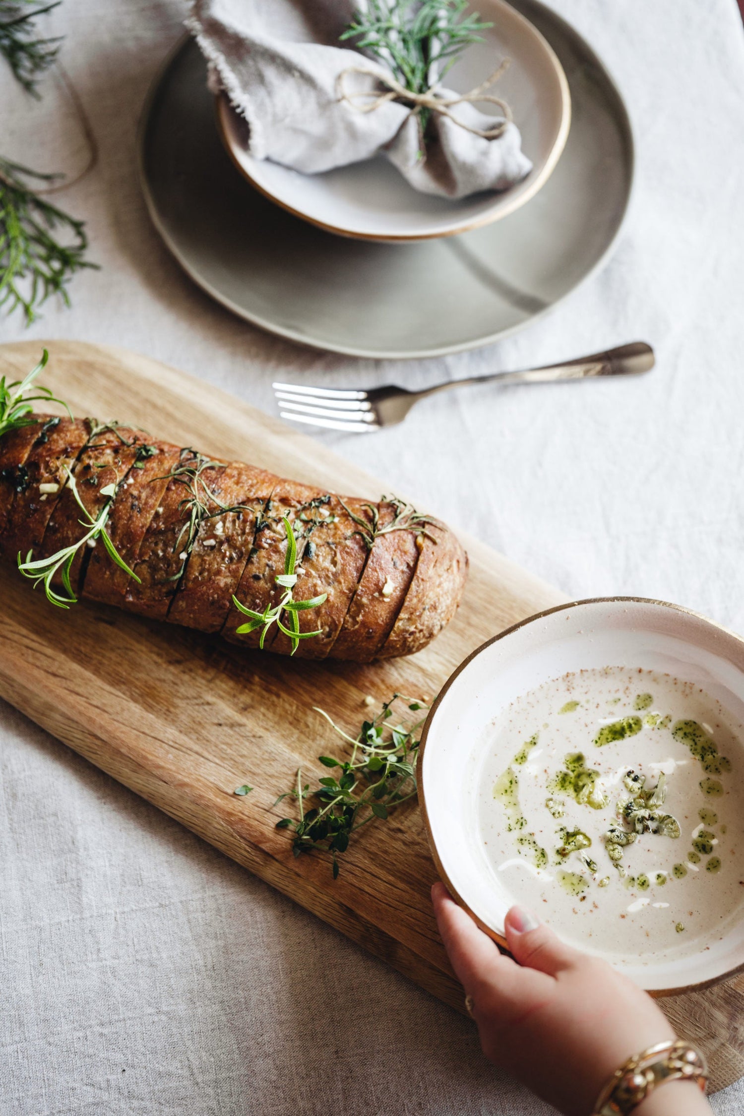 Samettinen kukkakaalikeitto & valkosipulileipä