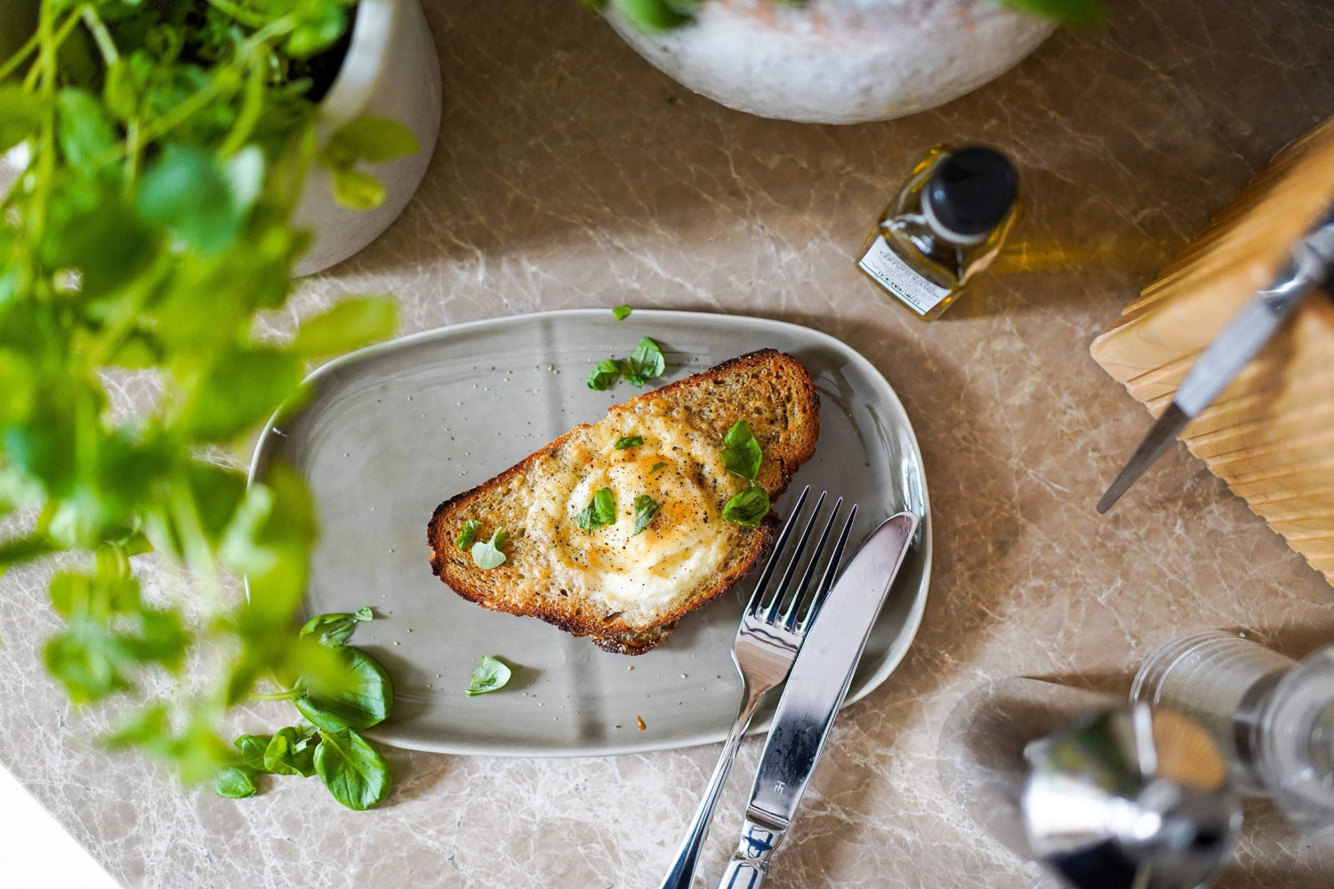 Maalaisleipää kananmunalla ja tryffeliöljyllä