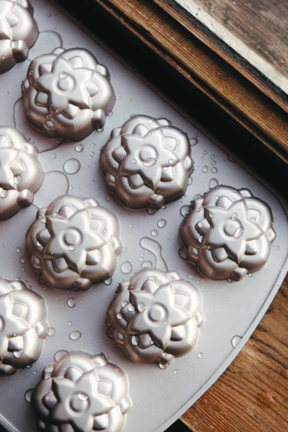 MUFFINSIVUOKA stardust 12 kuppia 33x23,5 cm