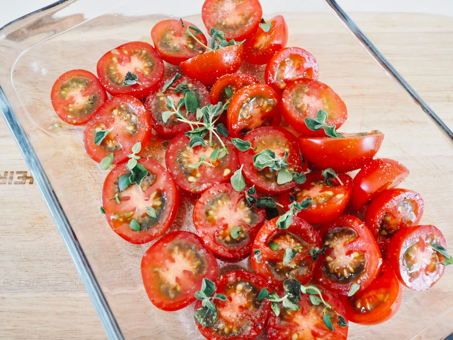 Puoliksi kuivatut tomaatit uunissa