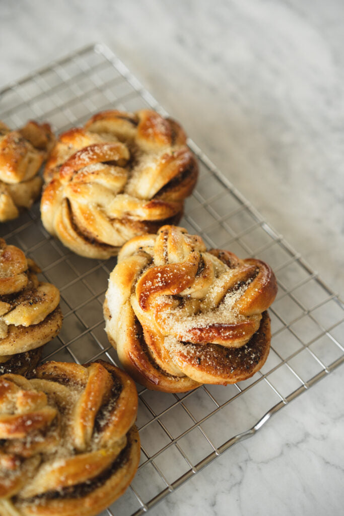 Kardemummapullat ruskistetulla voilla