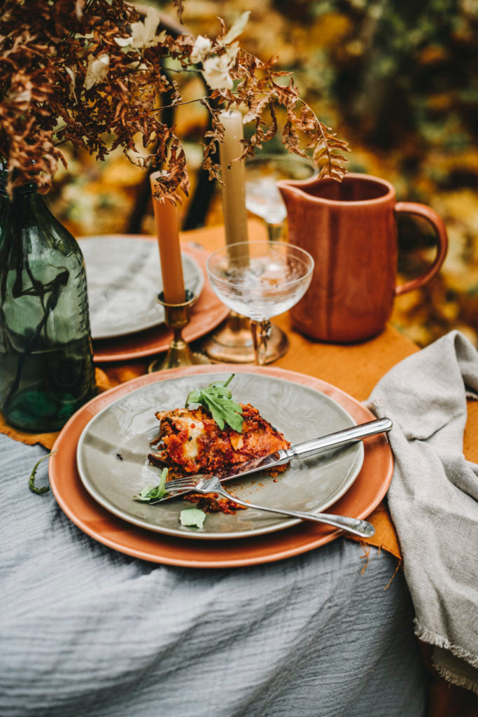 Syksyinen kattaus ja eggplant parmigiana suppilovahveroilla