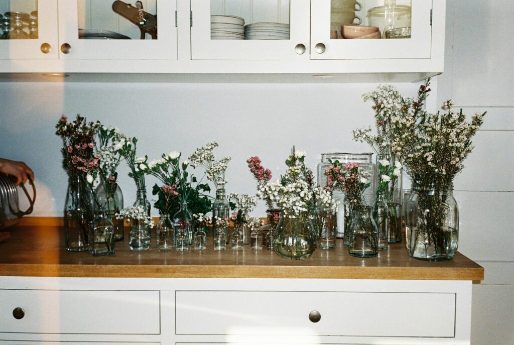 Tämän vuoden pääsiäispöydän kattaus on täynnä kukkia!