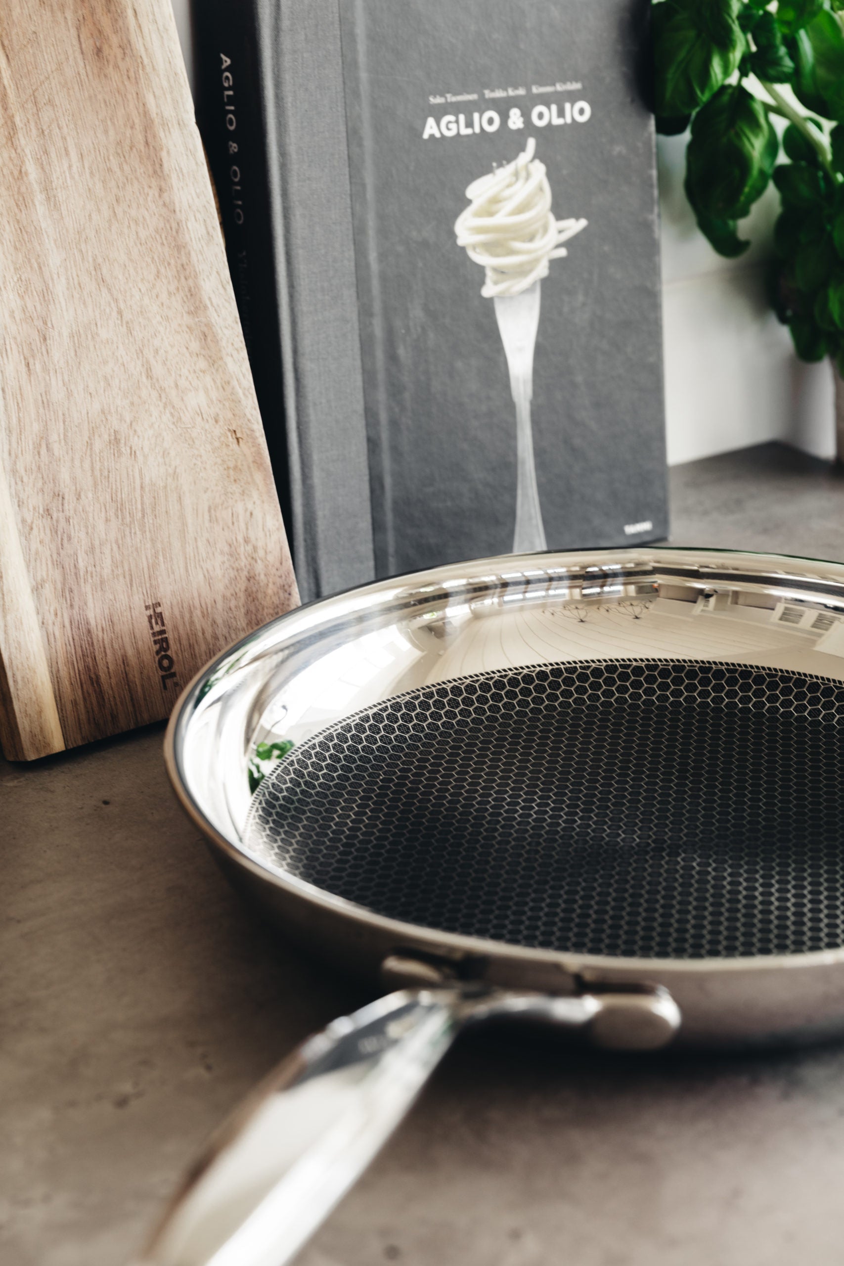 【新品未使用】HEIROL Pro オーブントレーステンレスス チール CASSEROLE with lid 28 cm 4,1 L Royal Pearl – HEIROL