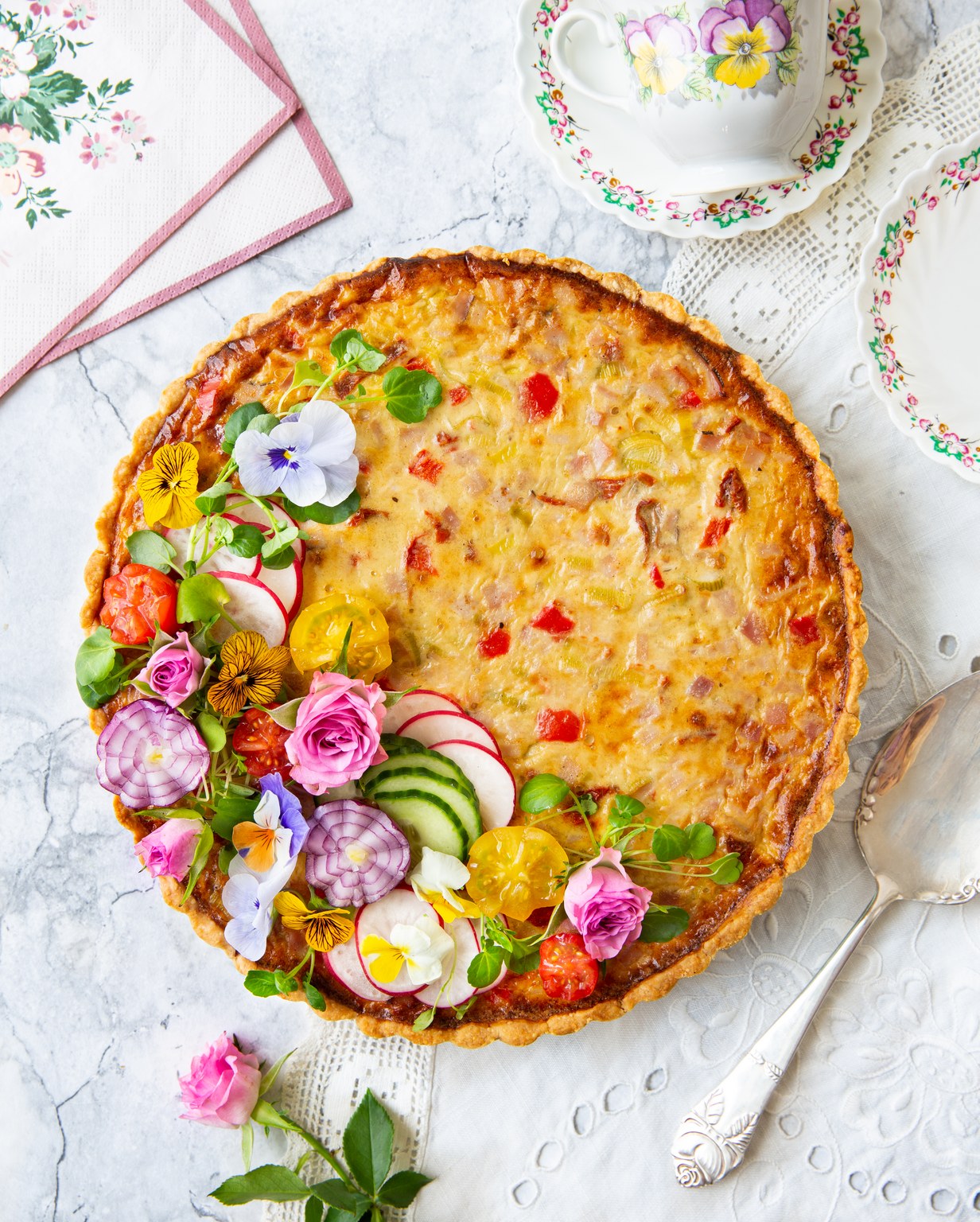 Kinuskikissan juhlava kinkkupiirakka