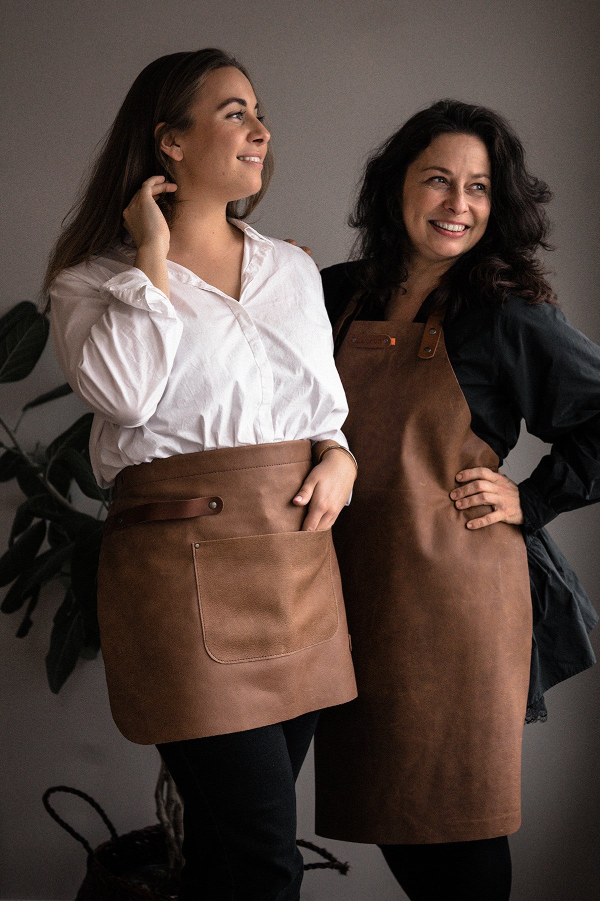 SHORT APRON, leather brown